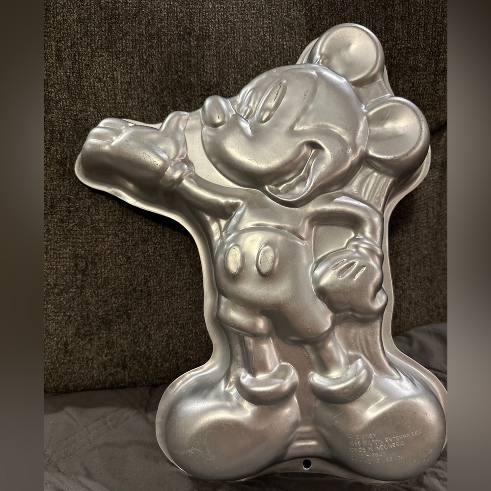 Wilton vintage Mickey Mouse cake pan
